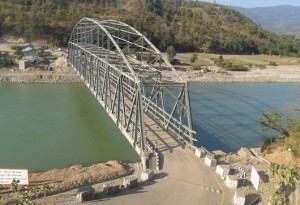 धनकुटा र भोजपुरको सिमाना लेगुवाघाटस्थित अरुण नदी माथि बनेको पक्कि पुल । १२० मिटर लामो यो पुल २०७० मंसीर देखी सञ्चालनमा अाएको हो । तस्बिर : देशकोन्युज