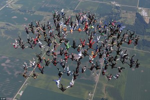 Skydivers-flying-2